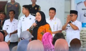 Wali-Kota-Bandar-Lampung-Salurkan-Bantuan-Beras-e1760792617596